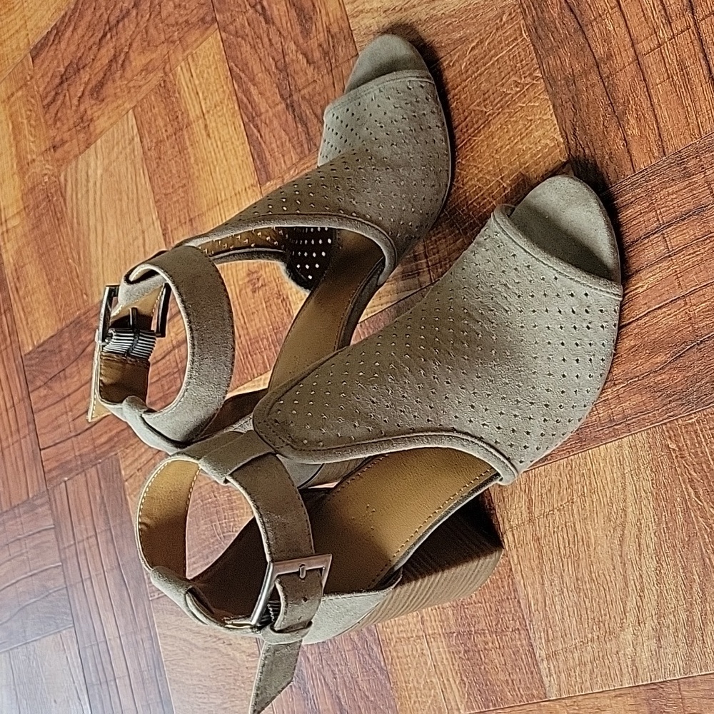 Universal Threads Suede Chunky Heels